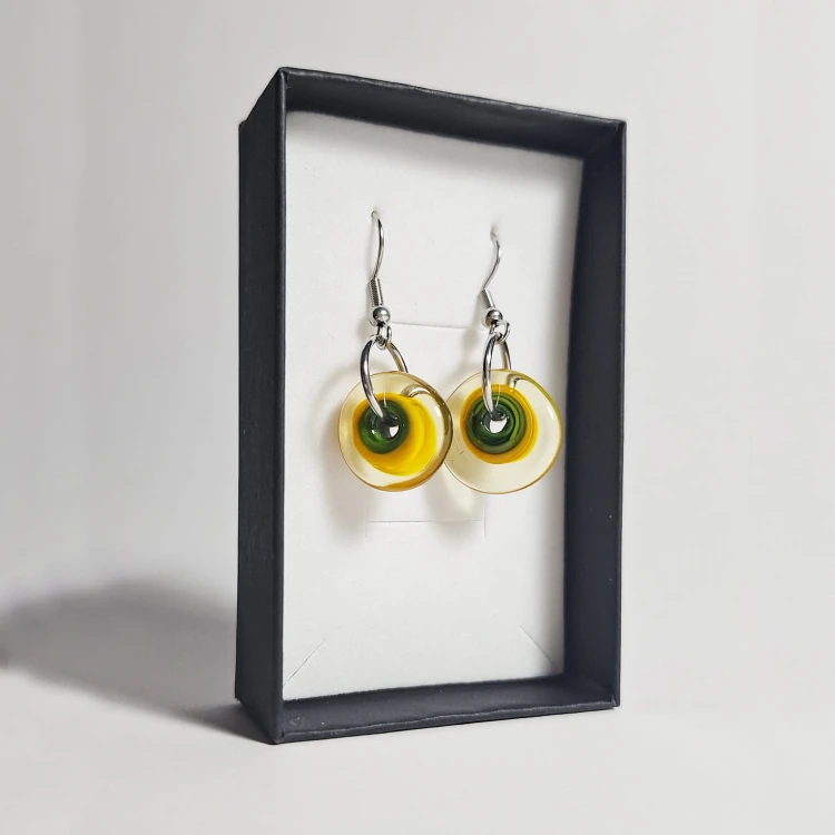 Kolorowe Kręgi ręcznie wykonane dwa kolczyki ze szkła artystycznego  lampwork  w pionie w pudełku  Żółty z oliwkowym