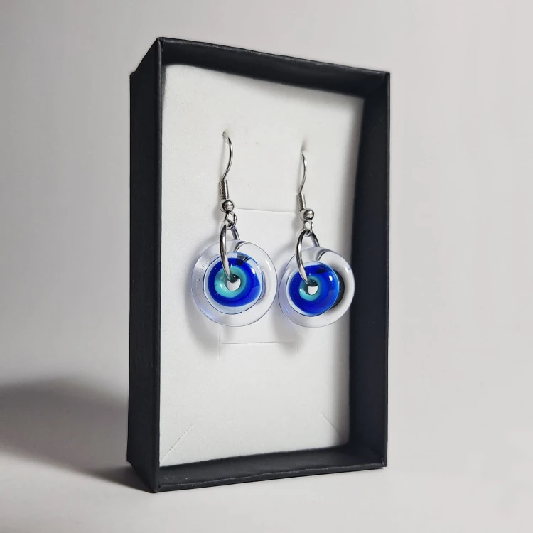 Kolorowe Kręgi ręcznie wykonane dwa kolczyki ze szkła artystycznego  lampwork  w pionie w pudełku Granatowy z błękitnym
