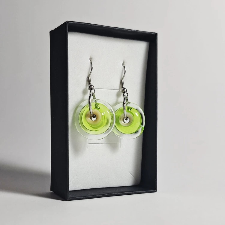 Kolorowe Kręgi ręcznie wykonane dwa kolczyki ze szkła artystycznego  lampwork  w pionie w pudełku Zielony z kremowym