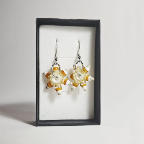 Gwiazdki ręcznie wykonane dwa kolczyki ze szkła artystycznego  lampwork  w pionie w pudełku Szary, biały, bursztynowy, kremowy