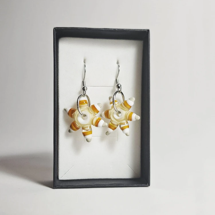 Gwiazdki ręcznie wykonane dwa kolczyki ze szkła artystycznego  lampwork  w pionie w pudełku Szary, biały, bursztynowy, kremowy