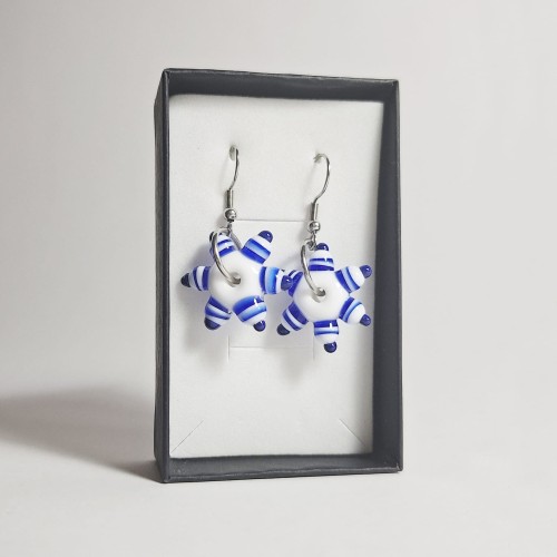 Gwiazdki ręcznie wykonane dwa kolczyki ze szkła artystycznego  lampwork  w pionie w pudełku Granatowy, biały