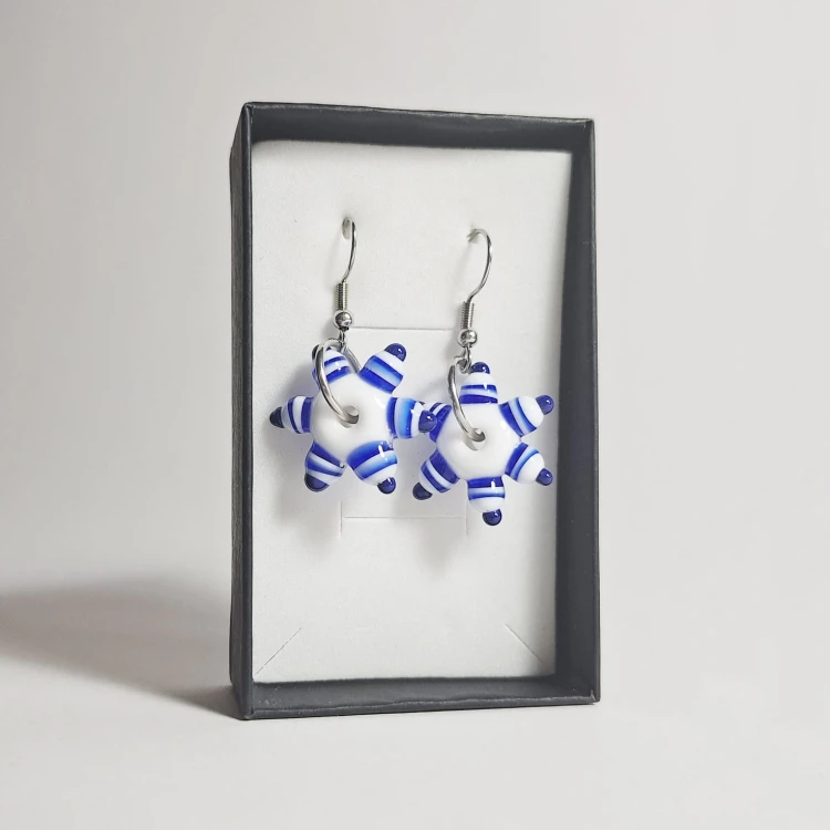 Gwiazdki ręcznie wykonane dwa kolczyki ze szkła artystycznego  lampwork  w pionie w pudełku Granatowy, biały