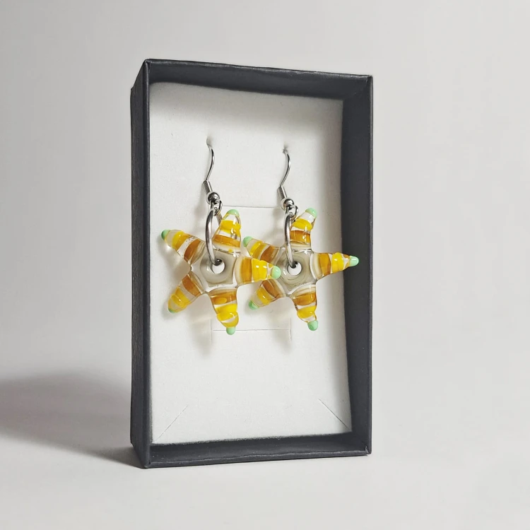 Gwiazdki ręcznie wykonane dwa kolczyki ze szkła artystycznego  lampwork  w pionie w pudełku Żółty, szary, zielony
