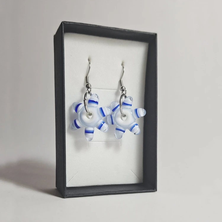Gwiazdki ręcznie wykonane dwa kolczyki ze szkła artystycznego  lampwork  w pionie w pudełku Niebieski, transparentny, biały