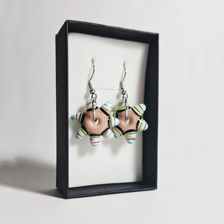 Gwiazdki ręcznie wykonane dwa kolczyki ze szkła artystycznego  lampwork  w pionie w pudełku urkusowy, biały, zielony, czarny, beżowy