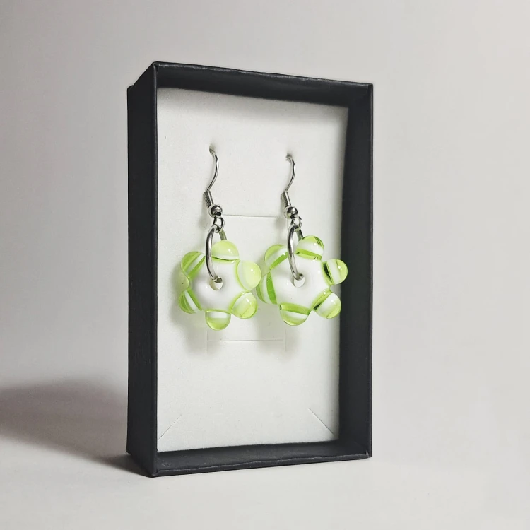 Gwiazdki ręcznie wykonane dwa kolczyki ze szkła artystycznego  lampwork  w pionie w pudełku ielony, biały