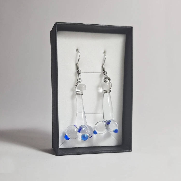 Niebieskie Bąbelki ręcznie wykonane dwa kolczyki ze szkła artystycznego  lampwork wiszące obok siebie w opakowaniu