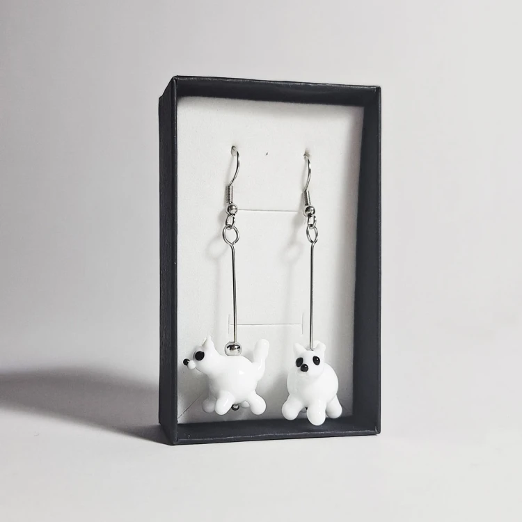 Białe Kotki ręcznie wykonane dwa kolczyki ze szkła artystycznego  lampwork