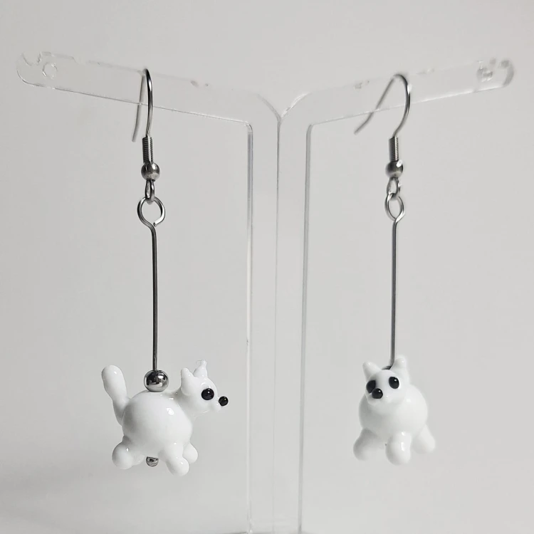 Białe Kotki ręcznie wykonane dwa kolczyki ze szkła artystycznego  lampwork  wiszące obok siebie
