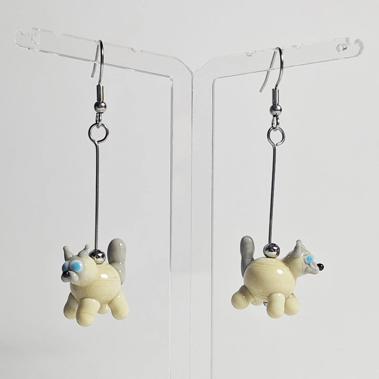 Kotki Syjamskie ręcznie wykonane dwa kolczyki ze szkła artystycznego  lampwork  wiszące obok siebie
