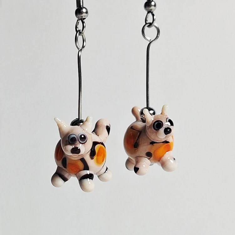 Trzykolorowe Kotki Tricolor ręcznie wykonane dwa kolczyki ze szkła artystycznego  lampwork  wiszące obok siebie