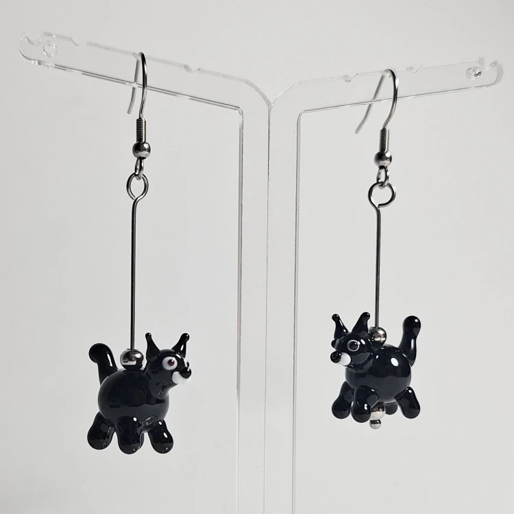 Czarne Kocury  ręcznie wykonane dwa kolczyki ze szkła artystycznego  lampwork wiszące obok siebie