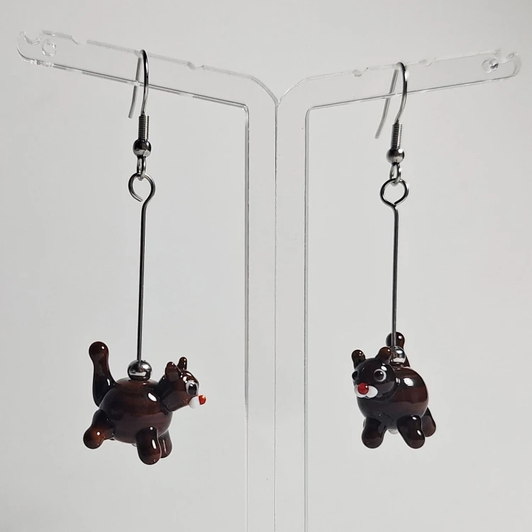 Brązowe Kotki  ręcznie wykonane dwa kolczyki ze szkła artystycznego  lampwork  wiszące obok siebie