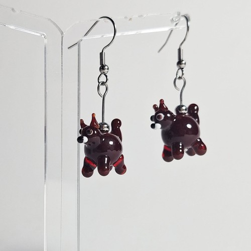 Brązowe Kocury ręcznie wykonane dwa kolczyki ze szkła artystycznego  lampwork  wiszące obok siebie