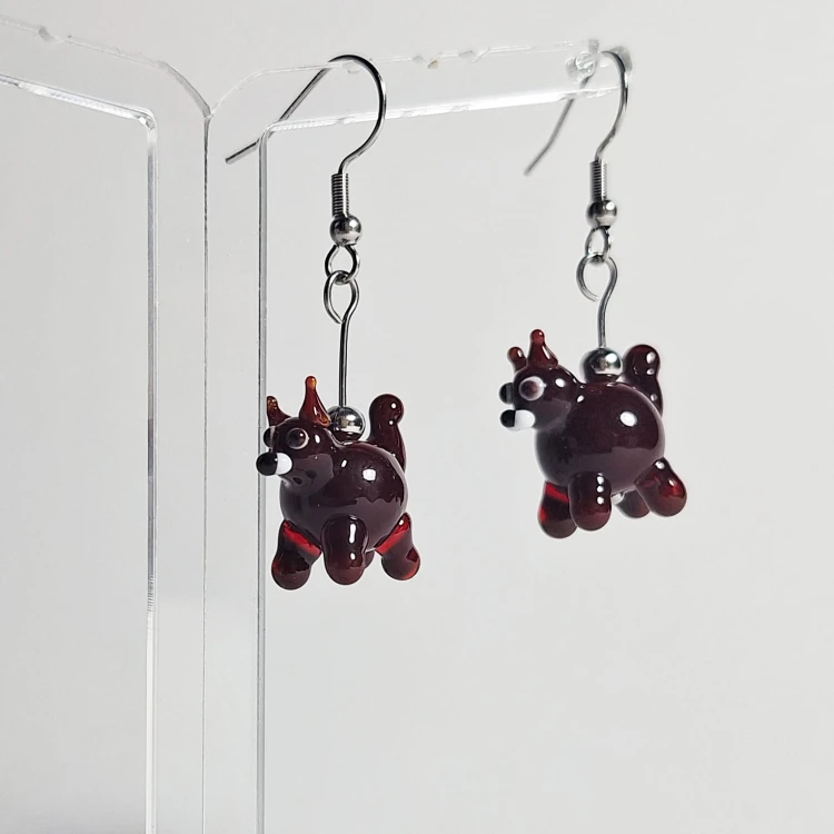 Brązowe Kocury ręcznie wykonane dwa kolczyki ze szkła artystycznego  lampwork  wiszące obok siebie