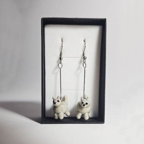 Szare Kotki ręcznie wykonane dwa kolczyki ze szkła artystycznego  lampwork  w pionie w pudełku