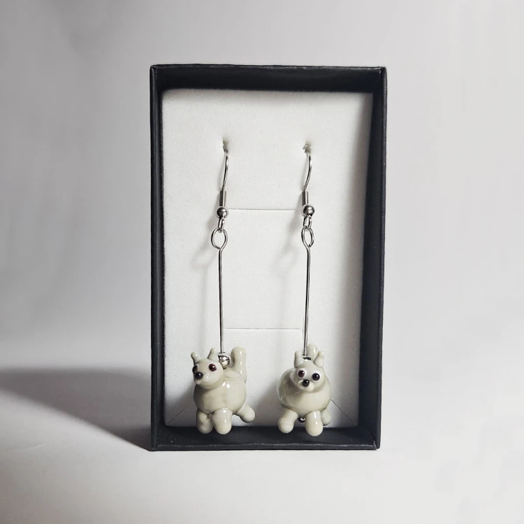 Szare Kotki ręcznie wykonane dwa kolczyki ze szkła artystycznego  lampwork  w pionie w pudełku