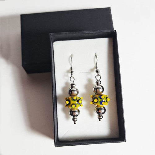 Żółte Kropki ręcznie wykonane dwa kolczyki ze szkła artystycznego  lampwork  w pionie w pudełku