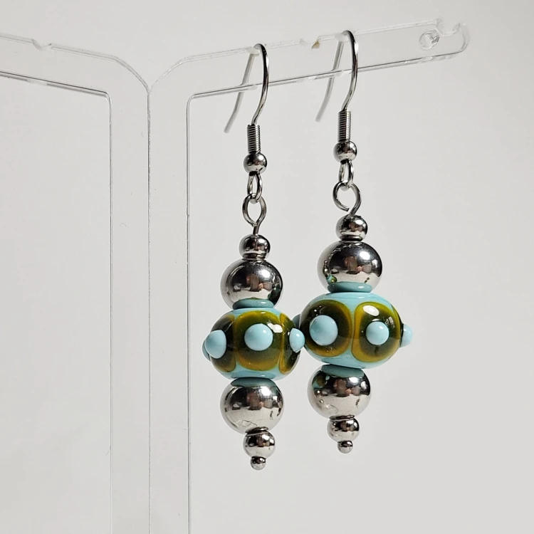 Niebieskie Kropki ręcznie wykonane dwa kolczyki ze szkła artystycznego  lampwork  wiszące obok siebie