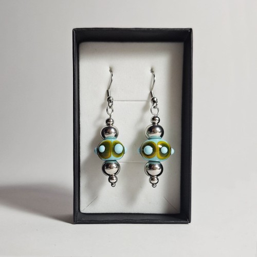 Niebieskie Kropki ręcznie wykonane dwa kolczyki ze szkła artystycznego  lampwork  w pionie w pudełku