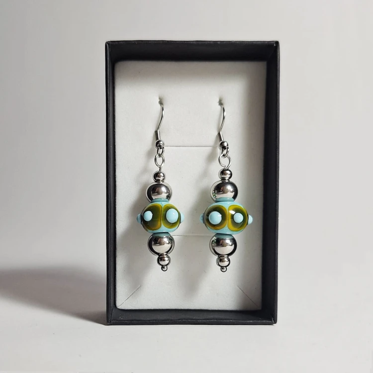 Niebieskie Kropki ręcznie wykonane dwa kolczyki ze szkła artystycznego  lampwork  w pionie w pudełku