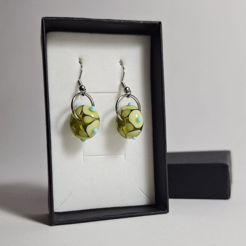 Oliwkowe Koraliki ręcznie wykonane dwa kolczyki ze szkła artystycznego  lampwork w pionie w pudełku