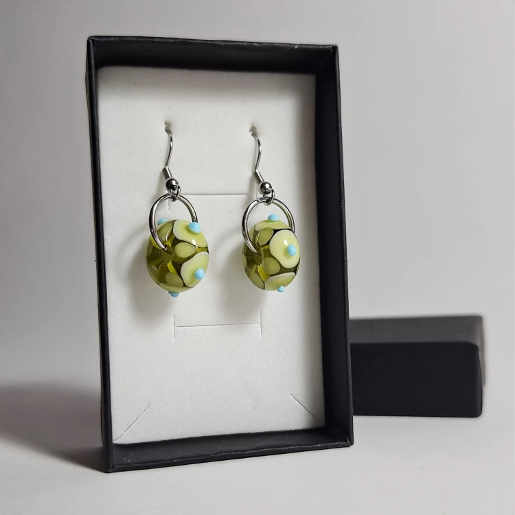Oliwkowe Koraliki ręcznie wykonane dwa kolczyki ze szkła artystycznego  lampwork w pionie w pudełku
