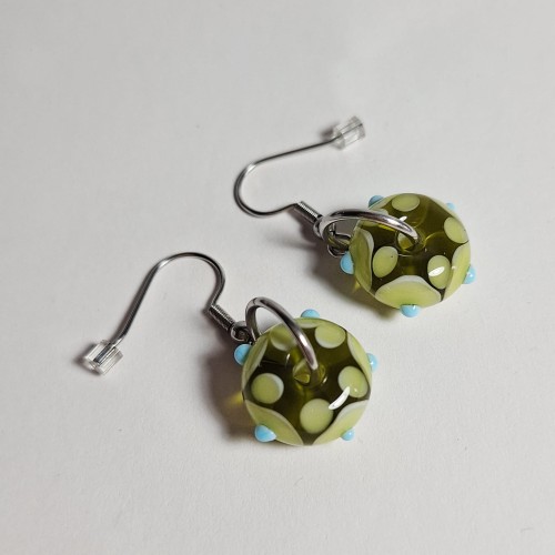 Oliwkowe Koraliki ręcznie wykonane dwa kolczyki ze szkła artystycznego  lampwork