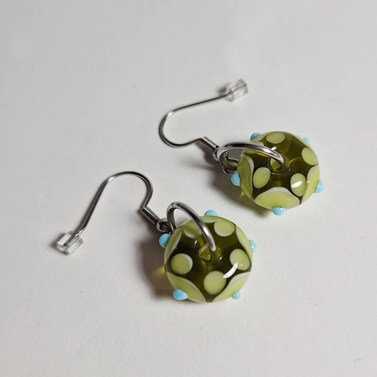 Oliwkowe Koraliki ręcznie wykonane dwa kolczyki ze szkła artystycznego  lampwork
