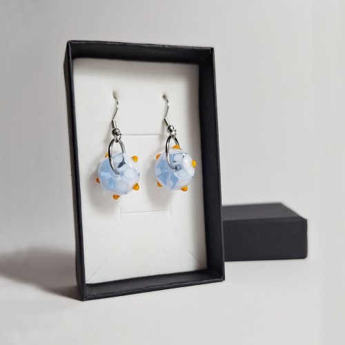 Niebieskie Koraliki ręcznie wykonane dwa kolczyki ze szkła artystycznego  lampwork w pionie w pudełku
