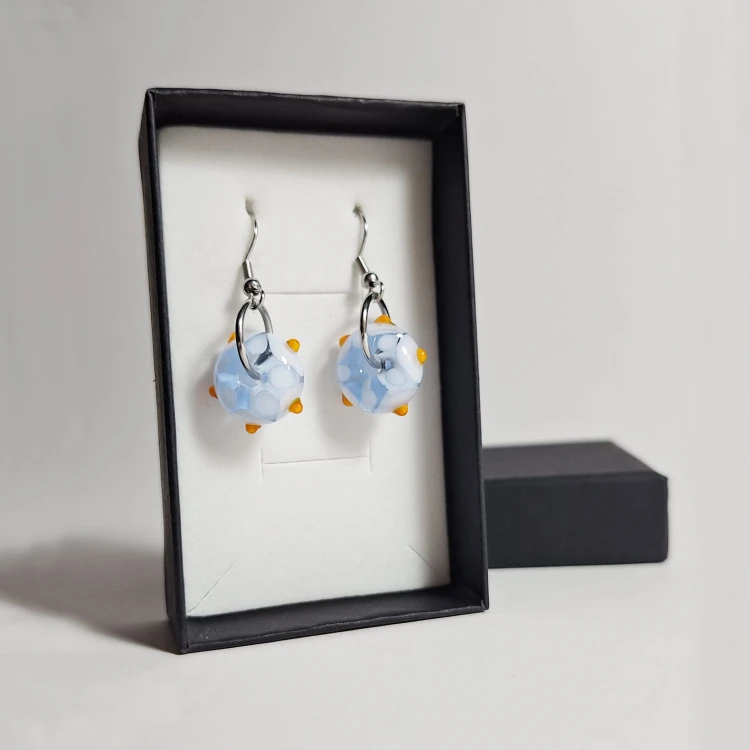 Niebieskie Koraliki ręcznie wykonane dwa kolczyki ze szkła artystycznego  lampwork w pionie w pudełku