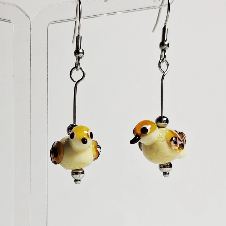 Wróbelek Elemelek kremowo brązowy ręcznie wykonane dwa kolczyki ze szkła artystycznego  lampwork  wiszące obok siebie