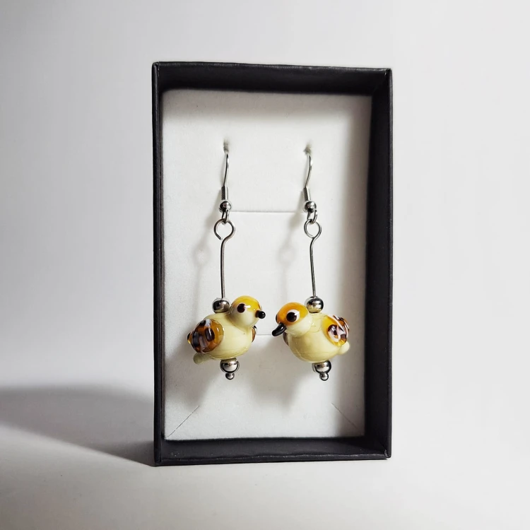 Wróbelek Elemelek kremowo brązowy ręcznie wykonane dwa kolczyki ze szkła artystycznego  lampwork  wiszące obok siebie