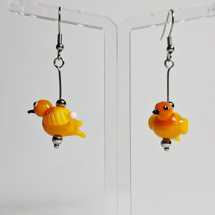 urocze Żółte Ptaszki ręcznie wykonane dwa kolczyki ze szkła artystycznego  lampwork  wiszące obok siebie