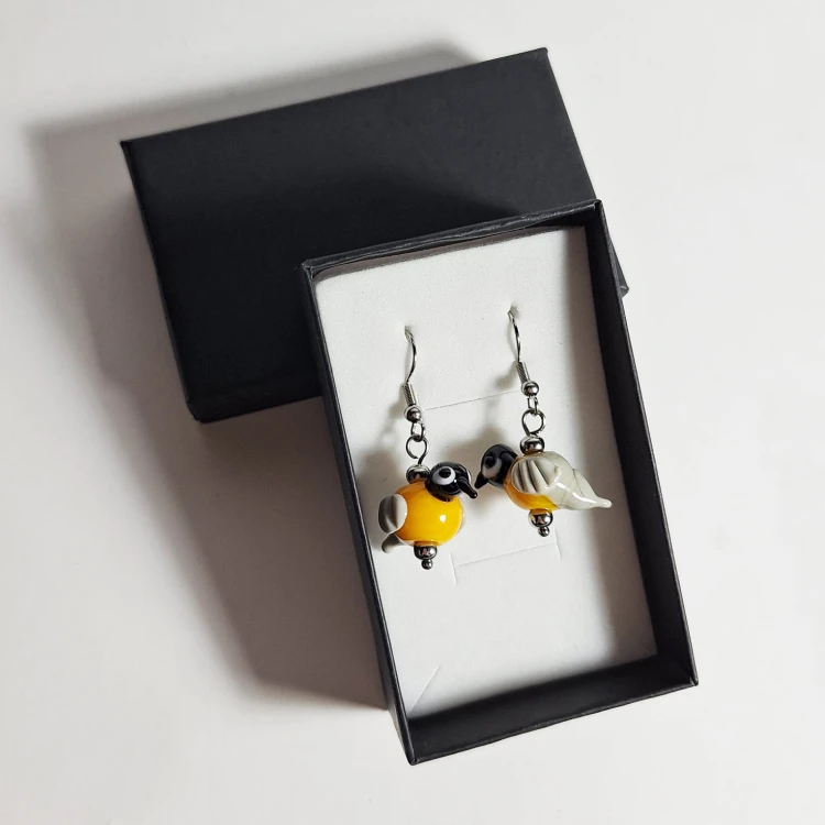 Kolorowe Ptaszki ręcznie wykonane dwa kolczyki ze szkła artystycznego  lampwork  w pudełku na podparciu