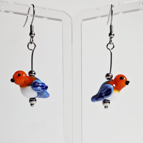 Pomarańczowe Ptaszki z niebieskim skrzydłem ręcznie wykonane dwa kolczyki ze szkła artystycznego  lampwork  wiszące obok siebie