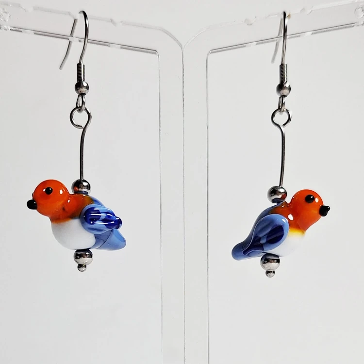 Pomarańczowe Ptaszki z niebieskim skrzydłem ręcznie wykonane dwa kolczyki ze szkła artystycznego  lampwork  wiszące obok siebie