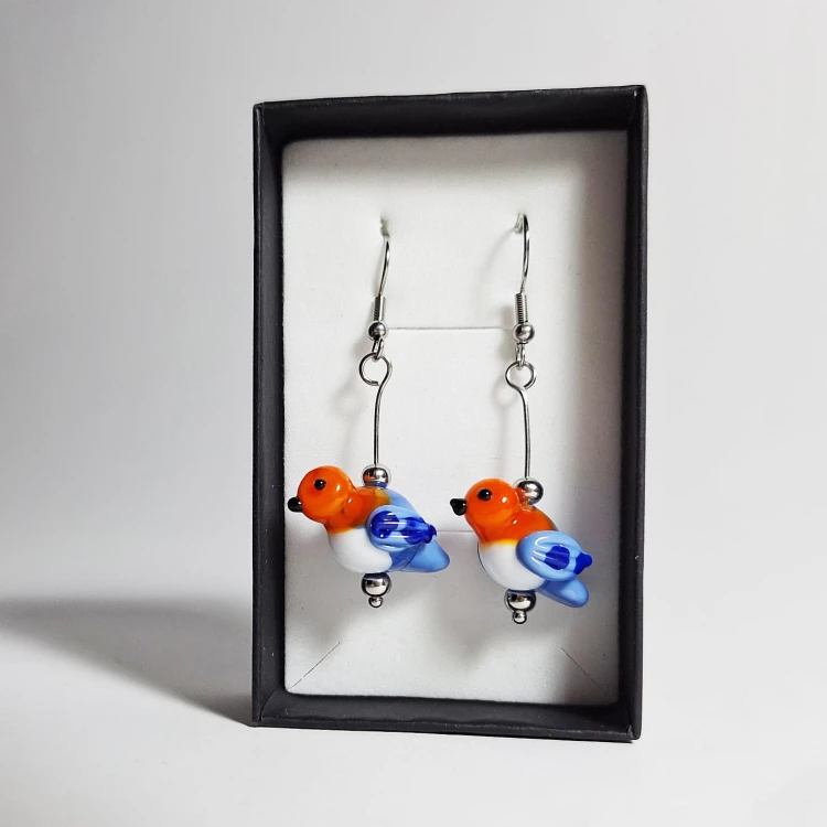 Pomarańczowe Ptaszki z niebieskim skrzydłem ręcznie wykonane dwa kolczyki ze szkła artystycznego  lampwork  w w pionie w pudełku