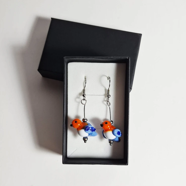Pomarańczowe Ptaszki z niebieskim skrzydłem ręcznie wykonane dwa kolczyki ze szkła artystycznego  lampwork  w pudełku na podparciu