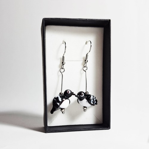Wrona Siwa  ręcznie wykonane dwa kolczyki ze szkła artystycznego  lampwork  wiszące w pionie w pudełku