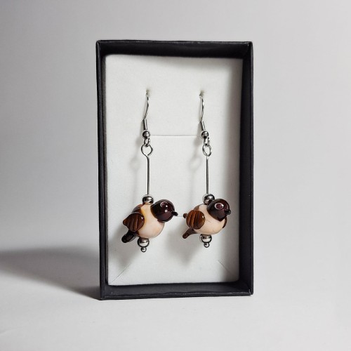 Małe Wróbelki   czarnym dziobem ręcznie wykonane dwa kolczyki ze szkła artystycznego  lampwork  w pionie w pudełku