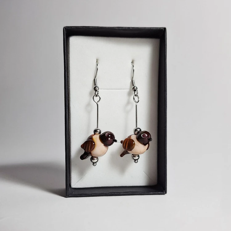 Małe Wróbelki   czarnym dziobem ręcznie wykonane dwa kolczyki ze szkła artystycznego  lampwork  w pionie w pudełku