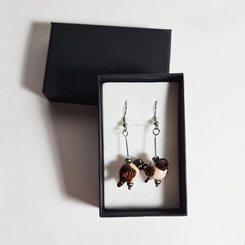 Małe Wróbelki  z czarnym dziobem ręcznie wykonane dwa kolczyki ze szkła artystycznego  lampwork  w pudełku na podparciu