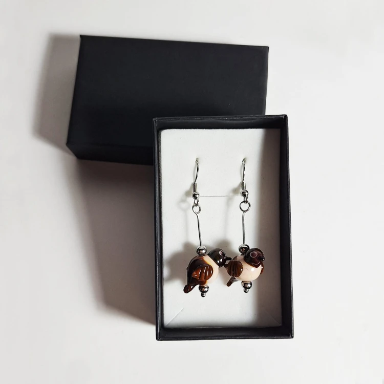 Małe Wróbelki  z czarnym dziobem ręcznie wykonane dwa kolczyki ze szkła artystycznego  lampwork  w pudełku na podparciu