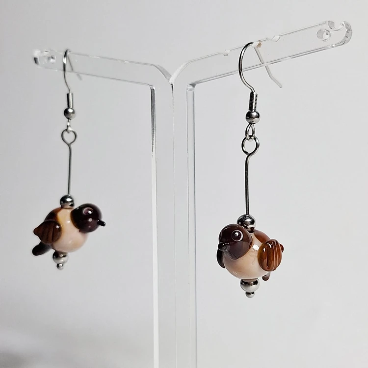 Małe Wróbelki  z czarnym dziobem ręcznie wykonane dwa kolczyki ze szkła artystycznego  lampwork  wiszące obok siebie