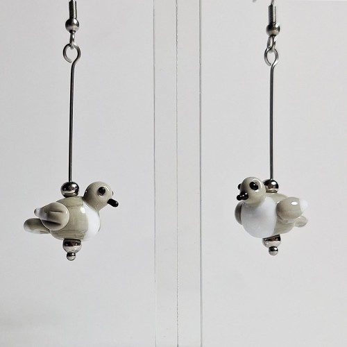 Gołębie Pocztowe ręcznie wykonane dwa kolczyki ze szkła artystycznego  lampwork  wiszące obok siebie