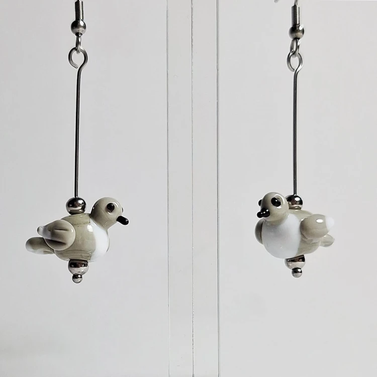 Gołębie Pocztowe ręcznie wykonane dwa kolczyki ze szkła artystycznego  lampwork  wiszące obok siebie