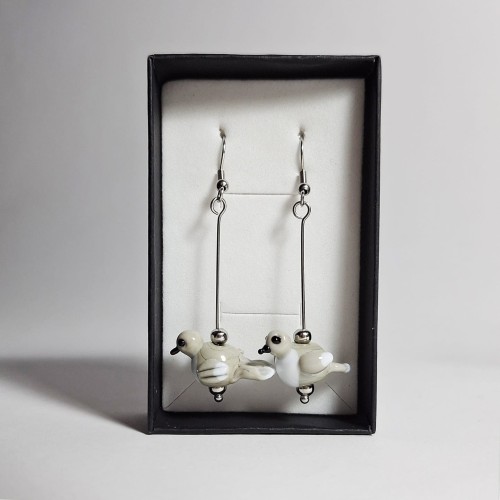 Gołębie Pocztowe ręcznie wykonane dwa kolczyki ze szkła artystycznego  lampwork  w pudełku w pionie szaro białe