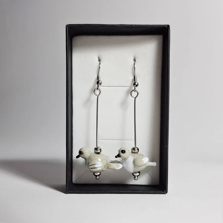 Gołębie Pocztowe ręcznie wykonane dwa kolczyki ze szkła artystycznego  lampwork  w pudełku w pionie szaro białe